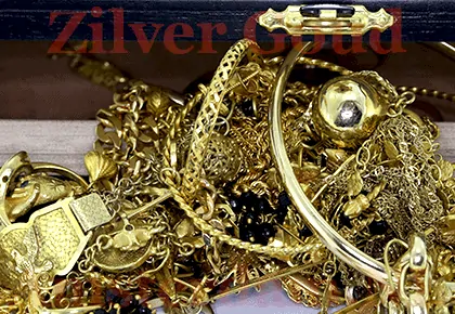 Gouden sieraden stapel met Zilver Goud Amsterdam logo. Verkoop uw goud en zilver sieraden aan de specialisten.